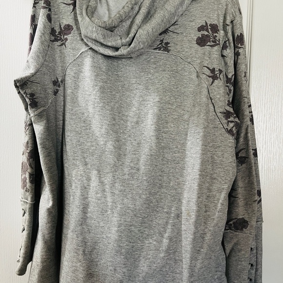 Maurice’s lace up sleeve light weight Sweatshirt - Picture 5 of 6